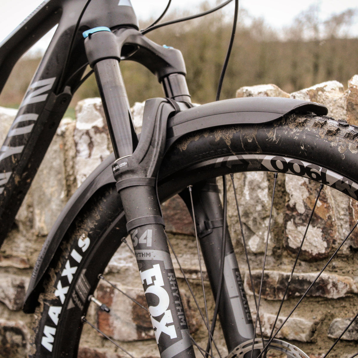 Mucky Nutz Front MugGuard Long namontovaný na horskom bicykli